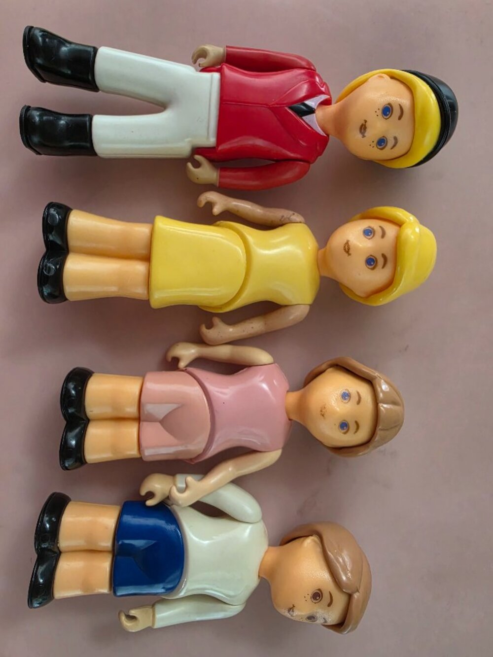 ☆ 1989  Little Tikes dollhouse family figures.